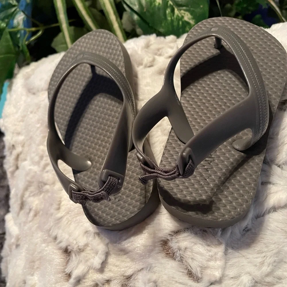 Old Navy Grey Toddler boy/girl Thong Flip Flops with elastic pull on back strap
